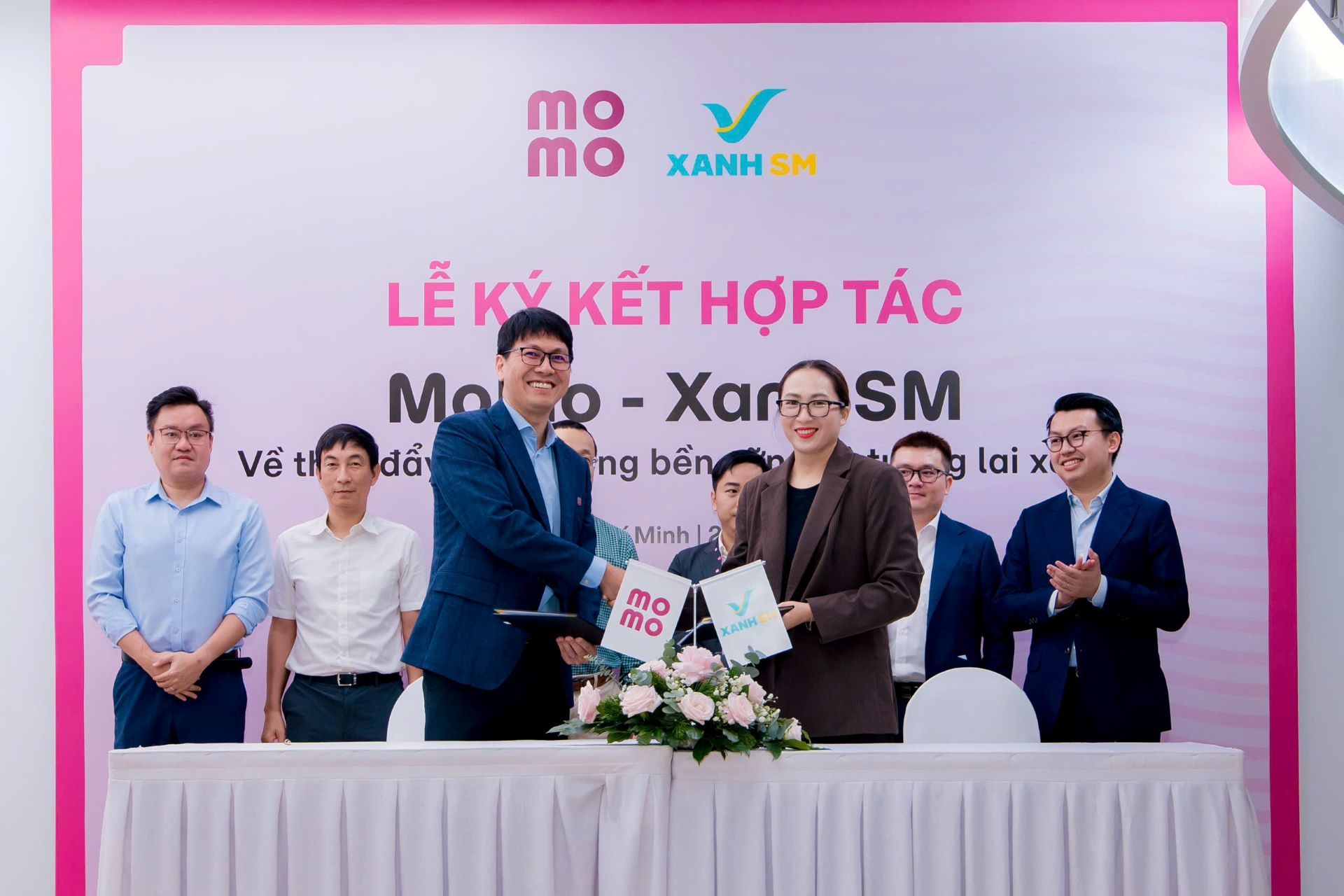 MoMo và Xanh SM ký kết hợp tác chiến lược, mở rộng dịch vụ di chuyển xanh và thanh toán số cho người dùng